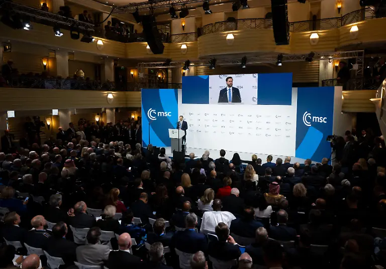 J-D-Vance-Vizepraesident-der-Vereinigten-Staaten-von-Amerika-spricht-bei-der-Muenchner-Sicherheitskonferenz-Die-61-Muenchner-Sicherheitskonferenz-MSC-findet-vom-14-bis-zum-16-Februar-2025-im-Hotel-Bayerischer-Hof-in-Muenchen-statt