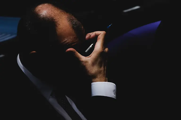 Friedrich-Merz-CDU-Parteivorsitzender-aufgenommen-im-Rahmen-der-Sondersitzung-des-Deutschen-Bundestages-in-Berlin-18-03-2025-In-der-kurzfristig-einberufenen-Sondersitzung-soll-ueber-die-von-der-SPD-und-CDU-CSU-angestrebte-Aenderung-des-Grundgesetzes-mit-Blick-auf-die-Schuldenbremse-und-ein-Sondervermoegen-Infrastruktur-abgestimmt-werden