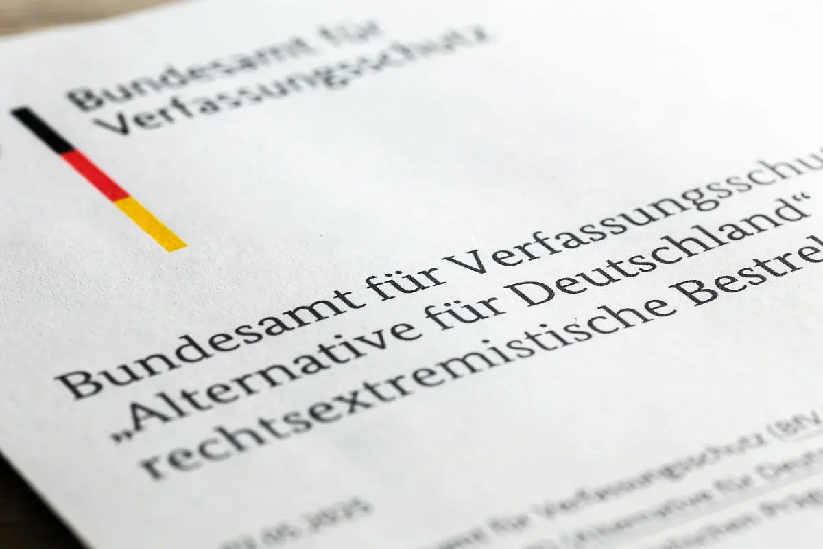 Nahaufnahme-von-der-Pressemitteilung-des-Bundesverfassungsschutzes-zur-Einstufung-der-AfD
