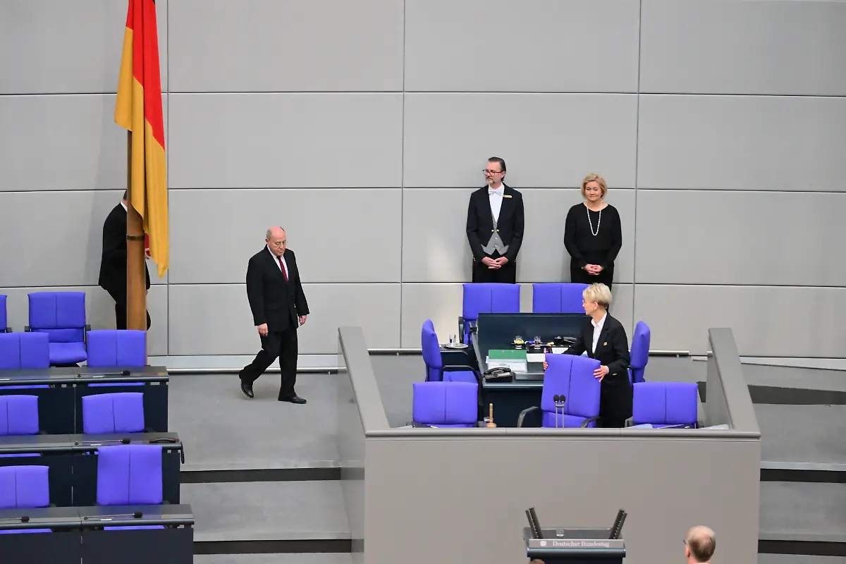 Alterspraesident-Gregor-Gysi-Die-Linke-kommt-zur-Eroeffnung-der-konstituierenden-Sitzung-des-neuen-Bundestags
