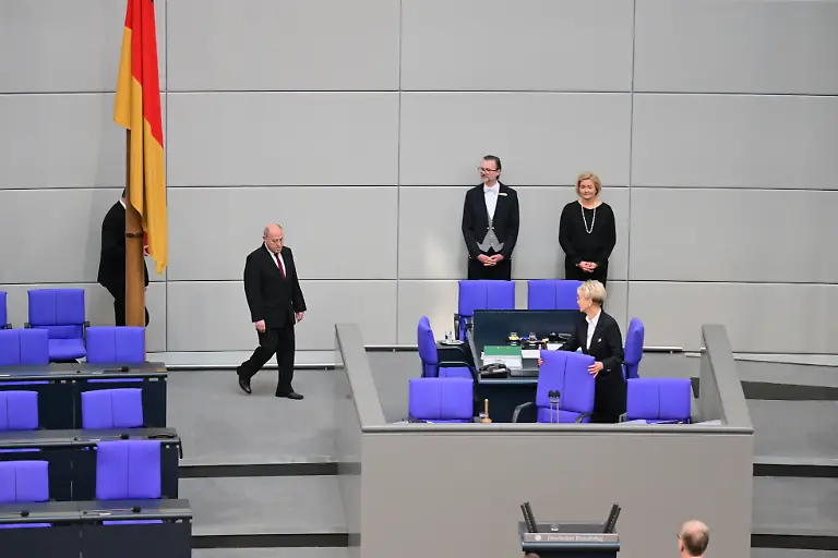 Alterspraesident-Gregor-Gysi-Die-Linke-kommt-zur-Eroeffnung-der-konstituierenden-Sitzung-des-neuen-Bundestags