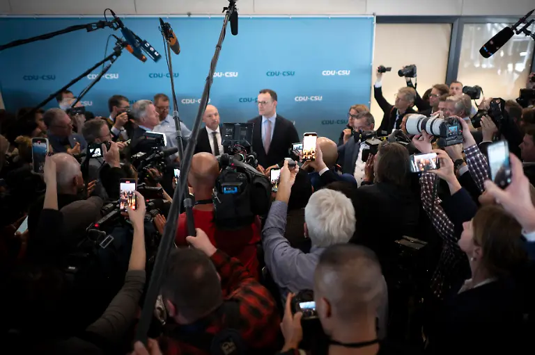 DEU-Deutschland-Germany-Berlin-06-05-2025-Krisensitzung-der-Fraktion-nach-dem-1-Wahlgang-Fotografen-und-Journalisten-von-der-Presse-bei-der-Pressekonferenz-mit-Alexander-Hoffmann-Fraktionsvorsitzender-der-CSU-und-Jens-Spahn-Fraktionsvorsitzender-der-CDU-waehrend-der-Sitzung-des-Deutschen-Bundestages-zur-Wahl-vom-neuen-Bundeskanzler-und-der-neuen-Regierung-und-deren-Vereidigung-im-Deutschen-Bundestag-in-Berlin-Deutschland-Nach-dem-historischen-Scheitern-von-Merz-im-ersten-Wahlgang-zur-Wahl-zum-Bundeskanzler-wurde-es-im-2-Wahlgang-zum-Bundeskanzler-gewaehlt-en-Crisis-meeting-of-the-parliamentary-group-after-the-first-round-of-voting-press-conference-with-Alexander-Hoffmann-CSU-parliamentary-group-leader-of-the-CSU-and-Jens-Spahn-parliamentary-group-leader-of-the-CDU-during-the-session-of-the-German-Bundestag-for-the-election-of-the-new-Federal-Chancellor-and-the-new-government-and-their-swearing-in-in-the-German-Bundestag-in-Berlin-Germany