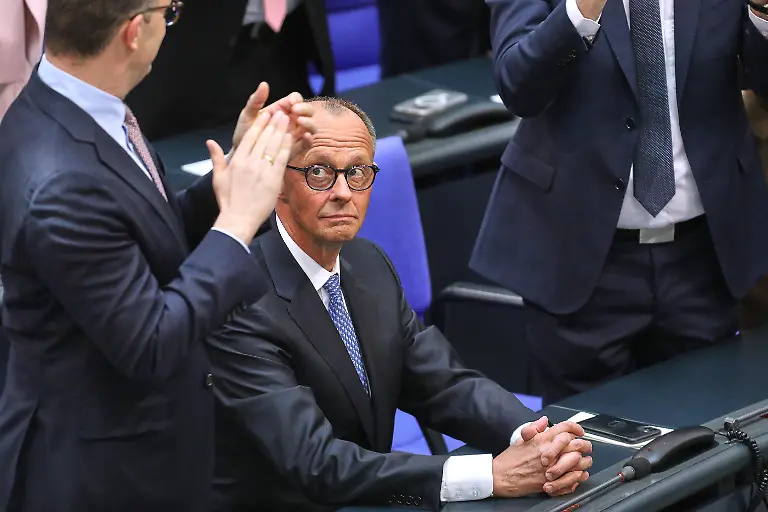 Berlin-Deutschland-Deutscher-Bundestag-2-Bundestagssitzung-CDU-Chef-Friedrich-Merz-unmittelbar-nach-Bekanntgabe-des-Ergebnisses-aus-dem-2-Wahlgang-Er-ist-zum-Bundeskanzler-gewaehlt-Jens-Spahn-und-Alexander-Dobrindt-applaudieren