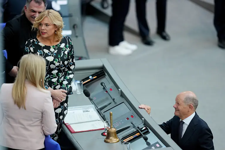 Der-geschaeftsfuehrende-Bundeskanzler-Olaf-Scholz-SPD-laechelt-im-Bundestag-beim-zweiten-Durchgang-der-Kanzlerwahl-vor-dem-Pult-von-Bundestagspraesidentin-Julia-Kloeckner-CDU-2-v-l-Nach-dem-Scheitern-von-CDU-Chef-Merz-im-ersten-Anlauf-bei-der-Wahl-zum-Bundeskanzler-soll-es-noch-am-Dienstag-einen-zweiten-Wahlgang-im-Bundestag-geben