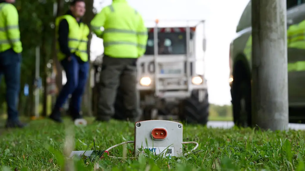 Sogenannte-Geophone-sollen-Schallwellen-die-von-den-Vibrationen-der-Spezialfahrzeuge-erzeugt-werden-aufzeichnen-Damit-soll-ein-Bild-des-Erfurter-Untergrunds-entstehen-und-somit-Auskunft-ueber-das-Potenzial-fuer-Tiefengeothermie-liefern