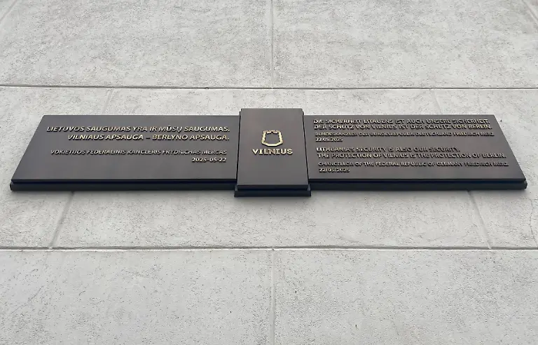 Eine-Gedenktafel-mit-der-Inschrift-Die-Sicherheit-Litauens-ist-unsere-Sicherheit-Der-Schutz-von-Vilnius-ist-der-Schutz-von-Berlin-Worte-von-Bundeskanzler-Merz-sind-an-der-Wand-des-historischen-Rathauses-zu-sehen