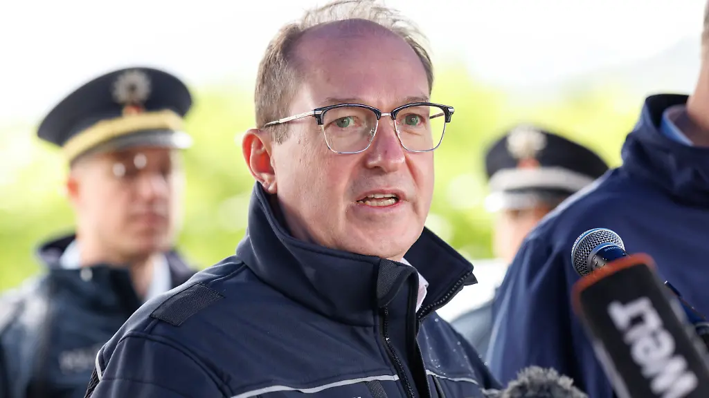 Alexander-Dobrindt-Bundesinnenminister-CDU-informiert-sich-am-15-05-2025-an-der-Grenzkontrollstelle-der-Bundespolizei-an-der-A-93-bei-Kiefersfelden-Bayern-ueber-die-Arbeit-der-Bundespolizisten-an-der-deutschen-Grenze-Auf-Weisung-vom-Bundesinnenminister-hat-die-Polizei-die-Grenzkontrollen-an-allen-deutschen-Grenzen-intensiviert-So-fuehren-die-Polizisten-der-Bundespolizei-auch-an-der-Landesgrenze-von-sterreich-nach-Deutschland-verstaerkte-Kontrollen-durch