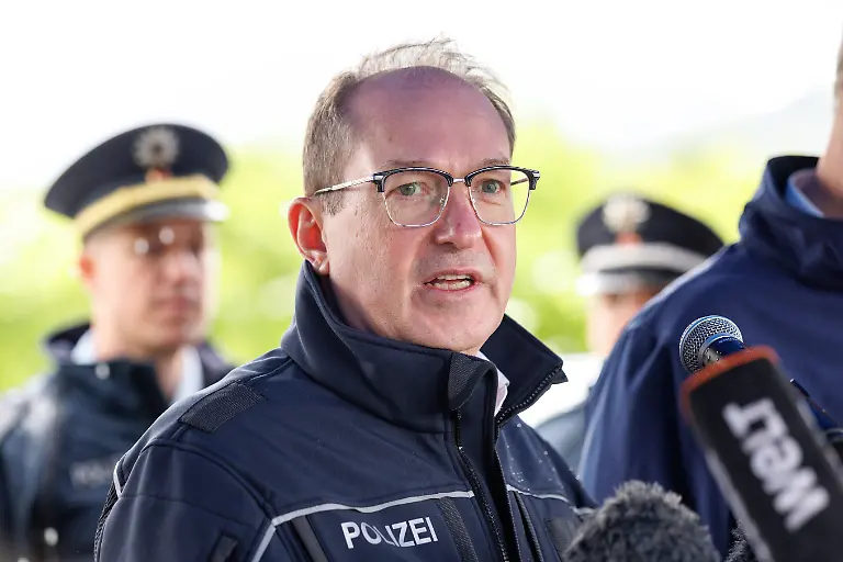 Alexander-Dobrindt-Bundesinnenminister-CDU-informiert-sich-am-15-05-2025-an-der-Grenzkontrollstelle-der-Bundespolizei-an-der-A-93-bei-Kiefersfelden-Bayern-ueber-die-Arbeit-der-Bundespolizisten-an-der-deutschen-Grenze-Auf-Weisung-vom-Bundesinnenminister-hat-die-Polizei-die-Grenzkontrollen-an-allen-deutschen-Grenzen-intensiviert-So-fuehren-die-Polizisten-der-Bundespolizei-auch-an-der-Landesgrenze-von-sterreich-nach-Deutschland-verstaerkte-Kontrollen-durch
