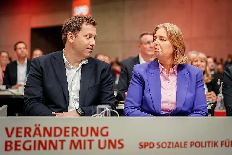 Baerbel-Bas-SPD-Bundesministerin-fuer-Arbeit-und-Soziales-und-SPD-Parteivorsitzende-und-Lars-Klingbeil-SPD-Bundesminister-der-Finanzen-Vizekanzler-und-SPD-Bundesvorsitzender-sitzen-beim-SPD-Bundesparteitag-nehmen-das-Ergebnis-ihrer-Wahl-zu-den-SPD-Parteivorsitzenden-entgegen-Auf-dem-Parteitag-waehlt-die-SPD-ein-neues-Praesidium-und-einen-neuen-Parteivorstand