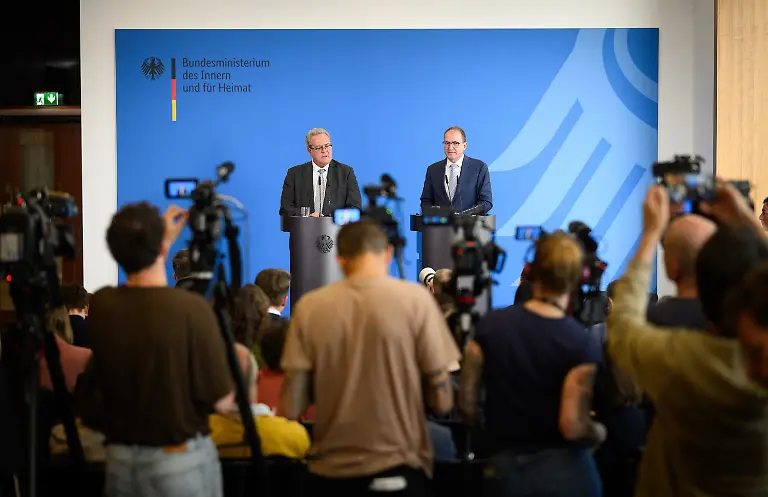 Bundespolizeipraesident-Dieter-Romann-l-und-Alexander-Dobrindt-CSU-Bundesinnenminister-aeussern-sich-bei-einer-Pressekonferenz-im-Bundesministerium-des-Innern-zur-Situation-an-den-deutschen-Grenzen