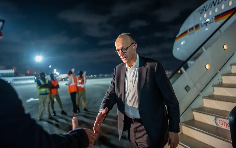 Bundeskanzler-Friedrich-Merz-CDU-kommt-am-Flughafen-in-Angola-an-Nach-dem-G20-Gipfeltreffen-in-Suedafrika-steht-in-Angola-das-Treffe-der-Europaeischen-Union-mit-der-Afrikanischen-Union-AU-auf-dem-Programm