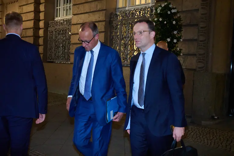 Bundeskanzler-Friedrich-Merz-l-und-Unionsfraktionsvorsitzender-Jens-Spahn-beide-CDU-kommen-aus-der-bayerischen-Vertretung-Am-Freitag-soll-der-Bundestag-drei-Richter-fuer-das-Bundesverfassungsgericht-neu-waehlen-Die-Union-schlaegt-den-bisherigen-Richter-am-Bundesarbeitsgericht-Guenter-Spinner-vor-Die-SPD-hat-die-Jura-Professorinnen-Frauke-Brosius-Gersdorf-und-Ann-Katrin-Kaufhold-nominiert