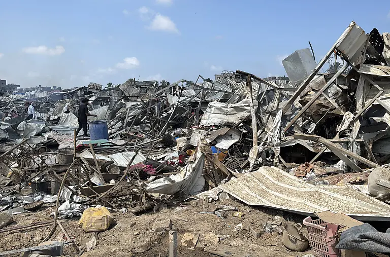 Palestinian-Civil-Defense-teams-and-civilians-respond-to-a-massive-fire-following-an-Israeli-airstrike-in-the-central-part-of-Gaza-Deir-al-Balah-city-on-August-21-2025-The-attack-caused-extensive-damage-to-surrounding-structures-igniting-a-blaze-that-engulfed-the-area-Photo-by-Ahmed-Ibrahim-APAIMAGES-sipa