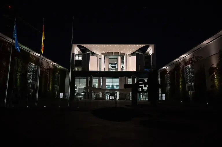 Das-Kanzleramt-am-spaeten-Abend-Nach-dem-Wirbel-um-die-misslungene-Richterwahl-und-die-umstrittene-Entscheidung-zu-einem-Teilexportstopp-fuer-Ruestungsgueter-an-Israel-hat-Kanzler-und-CDU-Chef-Friedrich-Merz-die-engste-CDU-Spitze-zu-einem-Gespraech-ins-Kanzleramt-geladen