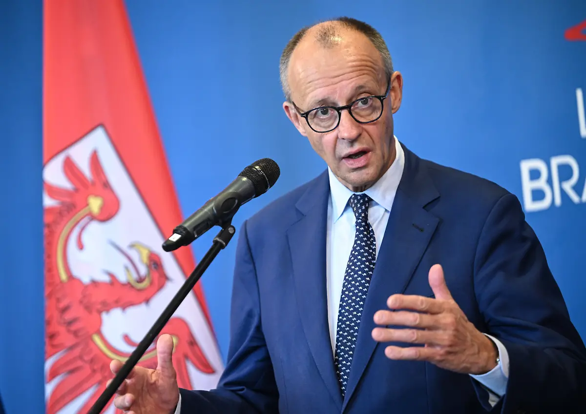 Bundeskanzler-Friedrich-Merz-CDU-gibt-ein-Statement-in-der-Staatskanzlei-des-Landes-Brandenburg