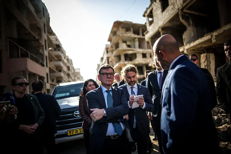 Johann-Wadephul-CDU-Bundesaussenminister-reist-vom-29-10-2025-bis-zum-1-11-2025-nach-Jordanien-Syrien-Libanon-und-Bahrein-Fahrt-nach-Harasta-und-gemeinsamer-Besuch-eines-humanitaeren-Projekts-in-Harasta-mit-dem-Minister-fu-r-Katastrophenschutz-der-Arabischen-Republik-Syrien-Herrn-Raed-Saleh-aufgenommen-in-Damaskus-30-10-2025