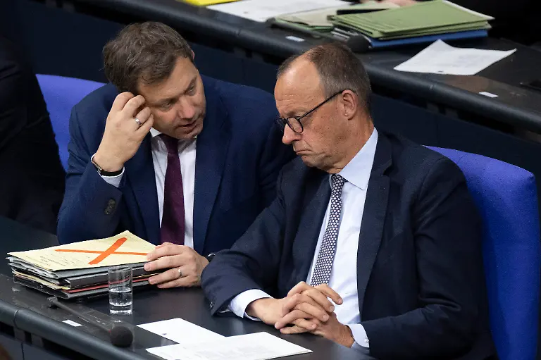 DEU-Deutschland-Germany-Berlin-05-12-2025-Lars-Klingbeil-Co-Vorsitzender-der-SPD-Vizekanzler-und-Bundesfinanzminister-und-Bundeskanzler-Friedrich-Merz-CDU-v-l-n-r-waehrend-der-Debatte-zum-Rentenpaket-der-21-Legislaturperiode-mit-namentlicher-Abstimmung-im-Plenarsaal-Deutscher-Bundestag-in-Berlin-Deutschland-Die-Junge-Gruppe-der-CDU-CSU-Fraktion-drohte-mit-Ablehnung-des-Paketes-was-zu-einer-Krise-der-Koalition-fuehrte-en-Lars-Klingbeil-Co-Chairman-of-the-SPD-Vice-Chancellor-and-Federal-Minister-of-Finance-and-Federal-Chancellor-Friedrich-Merz-CDU-f-l-t-r-during-the-debate-on-the-pension-package-of-the-21st-legislative-period-with-a-roll-call-vote-in-the-plenary-hall-of-the-German-Bundestag-in-Berlin-Germany-The-Young-Group-of-the-CDU-CSU-parliamentary-group-threatened-to-reject-the-package-which-led-to-a-crisis-within-the-coalition
