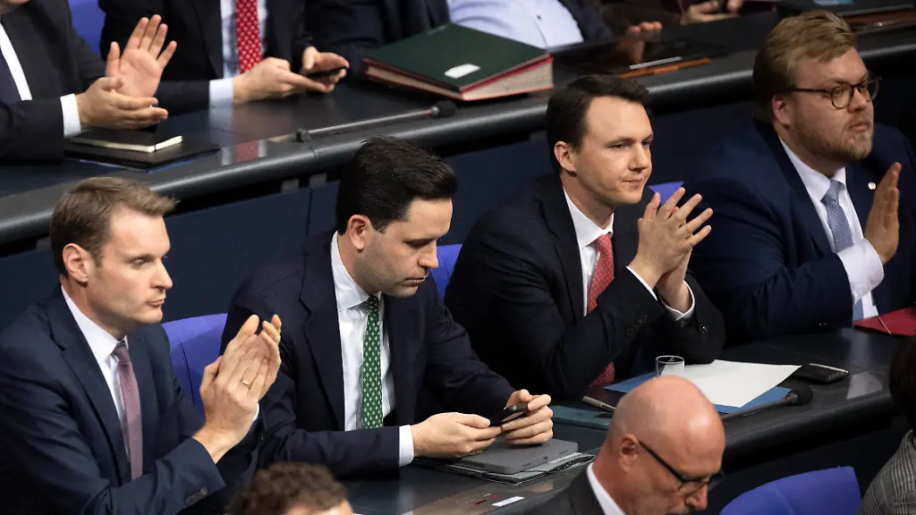 DEU-Deutschland-Germany-Berlin-05-12-2025-Mitglieder-der-Jungen-Gruppe-der-Union-im-Bundestag-Yannick-Bury-Johannes-Winkel-Vorsitzender-Junge-Union-JU-CDU-und-Pascal-Reddig-Vorsitzender-Junge-Gruppe-der-Union-im-Bundestag-CDU-v-l-n-r-waehrend-der-Debatte-zum-Rentenpaket-der-21-Legislaturperiode-mit-namentlicher-Abstimmung-im-Plenarsaal-Deutscher-Bundestag-in-Berlin-Deutschland-Die-Junge-Gruppe-der-CDU-CSU-Fraktion-drohte-mit-Ablehnung-des-Paketes-was-zu-einer-Krise-der-Koalition-fuehrte-en-Members-of-the-Young-Union-Junge-Gruppe-CDU-in-the-Bundestag-Yannick-Bury-Johannes-Winkel-Chairman-of-the-Young-Union-Junge-Union-JU-CDU-and-Pascal-Reddig-Chairman-of-the-Young-UnionJunge-Gruppe-in-the-Bundestag-CDU-f-l-t-r-during-the-debate-on-the-pension-package-of-the-21st-legislative-period-with-a-roll-call-vote-in-the-plenary-hall-of-the-German-Bundestag-in-Berlin-Germany