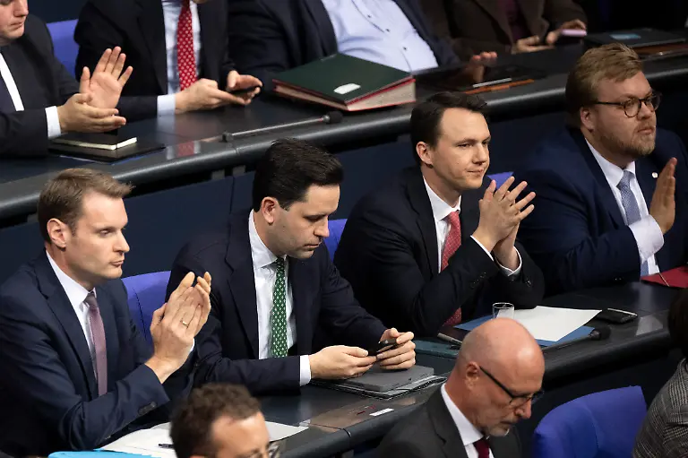 DEU-Deutschland-Germany-Berlin-05-12-2025-Mitglieder-der-Jungen-Gruppe-der-Union-im-Bundestag-Yannick-Bury-Johannes-Winkel-Vorsitzender-Junge-Union-JU-CDU-und-Pascal-Reddig-Vorsitzender-Junge-Gruppe-der-Union-im-Bundestag-CDU-v-l-n-r-waehrend-der-Debatte-zum-Rentenpaket-der-21-Legislaturperiode-mit-namentlicher-Abstimmung-im-Plenarsaal-Deutscher-Bundestag-in-Berlin-Deutschland-Die-Junge-Gruppe-der-CDU-CSU-Fraktion-drohte-mit-Ablehnung-des-Paketes-was-zu-einer-Krise-der-Koalition-fuehrte-en-Members-of-the-Young-Union-Junge-Gruppe-CDU-in-the-Bundestag-Yannick-Bury-Johannes-Winkel-Chairman-of-the-Young-Union-Junge-Union-JU-CDU-and-Pascal-Reddig-Chairman-of-the-Young-UnionJunge-Gruppe-in-the-Bundestag-CDU-f-l-t-r-during-the-debate-on-the-pension-package-of-the-21st-legislative-period-with-a-roll-call-vote-in-the-plenary-hall-of-the-German-Bundestag-in-Berlin-Germany