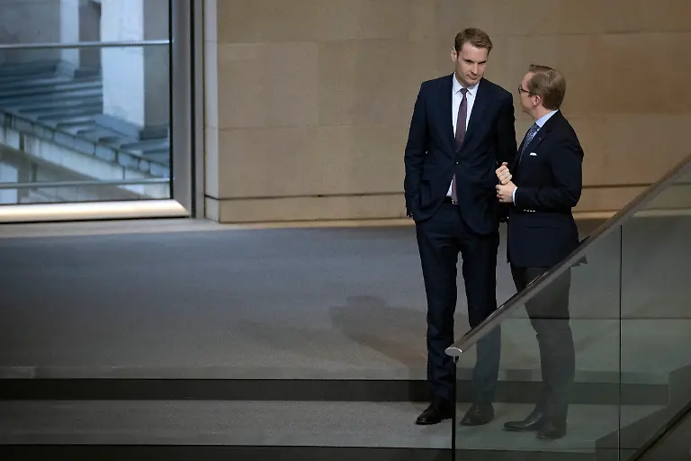 DEU-Deutschland-Germany-Berlin-05-12-2025-Mitglieder-Junge-Gruppe-der-Union-im-Bundestag-Yannick-Bury-Junge-Union-JU-CDU-und-Philipp-Amthor-Staatssekretaer-im-Bundesministerium-fuer-Digitalisierung-und-Staatsmodernisierung-BMDS-v-l-n-r-waehrend-der-Debatte-zum-Rentenpaket-der-21-Legislaturperiode-mit-namentlicher-Abstimmung-im-Plenarsaal-Deutscher-Bundestag-in-Berlin-Deutschland-Die-Junge-Gruppe-der-CDU-CSU-Fraktion-drohte-mit-Ablehnung-des-Paketes-was-zu-einer-Krise-der-Koalition-fuehrte-en-Members-of-the-Young-Group-Junge-Gruppe-of-the-Union-in-the-Bundestag-Yannick-Bury-Young-Union-JU-CDU-and-Philipp-Amthor-State-Secretary-in-the-Federal-Ministry-for-Digitalisation-and-State-Modernisation-BMDS-f-l-t-r-during-the-debate-on-the-pension-package-of-the-21st-legislative-period-with-a-roll-call-vote-in-the-plenary-hall-of-the-German-Bundestag-in-Berlin-Germany-The-Young-Group-of-the-CDU-CSU-parliamentary-group-threatened-to-reject-the-package-which-led-to-a-crisis-within-the-coalition