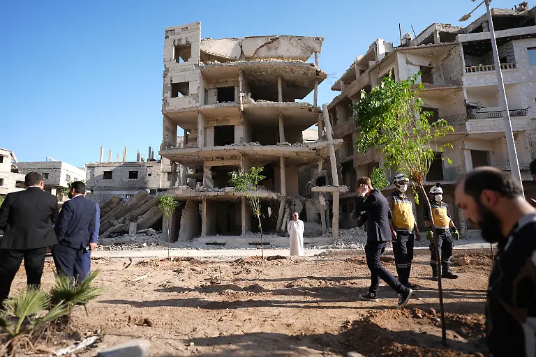 Bewohner-und-Mitglieder-der-Weisshelme-verfolgen-den-Besuch-von-Aussenminister-Wadephul-bei-einem-humanitaeren-Projekt-im-zerbombten-Stadtteil-Harasta-Zuvor-hatte-Wadephul-mit-Ahmed-al-Scharaa-Interimspraesident-von-Syrien-und-Asaad-al-Schaibani-Aussenminister-der-Uebergangsregierung-von-Syrien-in-der-Hauptstadt-Damaskus-ueber-die-Sicherheitslage-in-der-Nahostregion-geredet