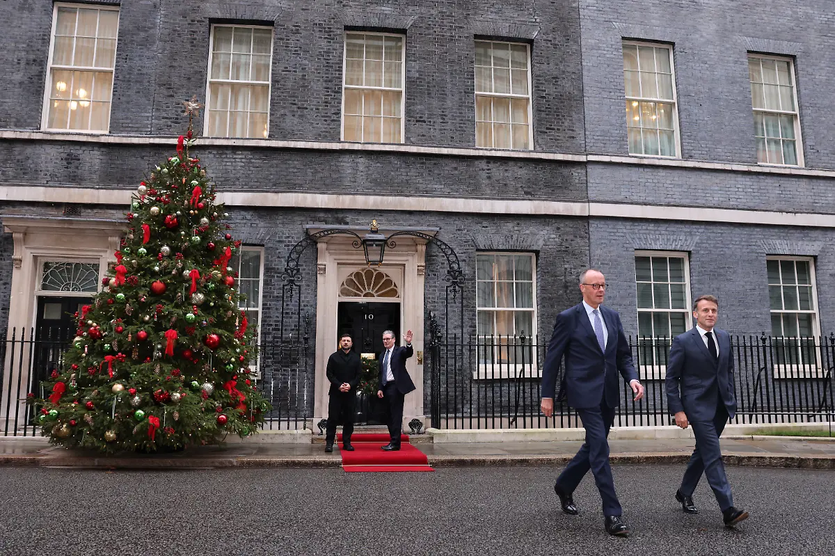 L-R-Ukraine-s-President-Volodymyr-Zelensky-and-Britain-s-Prime-Minister-Keir-Starmer-look-on-as-Germany-s-Chancellor-Friedrich-Merz-and-France-s-President-Emmanuel-Macron-leave-10-Downing-Street-after-a-meeting-in-central-London-on-December-8-2025-Photo-by-Adrian-Dennis-Pool-ABACAPRESS