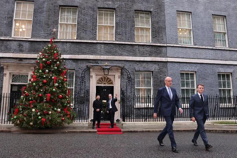 L-R-Ukraine-s-President-Volodymyr-Zelensky-and-Britain-s-Prime-Minister-Keir-Starmer-look-on-as-Germany-s-Chancellor-Friedrich-Merz-and-France-s-President-Emmanuel-Macron-leave-10-Downing-Street-after-a-meeting-in-central-London-on-December-8-2025-Photo-by-Adrian-Dennis-Pool-ABACAPRESS