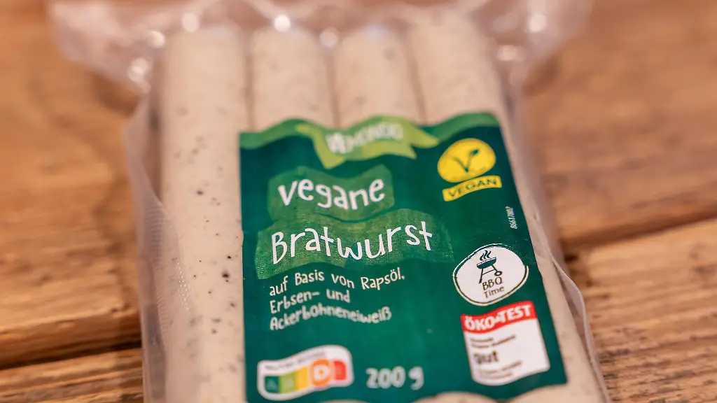 12-10-25-Selters-Symbolfoto-Illustrationsbild-Symbolbild-Illustrationsfoto-Alltagsszene-Nahaufnahme-einer-Verpackung-Vegane-Bratwurst-der-Marke-Vemondo-auf-einer-Holzoberflaeche-Das-Produkt-besteht-aus-pflanzlichen-Zutaten-wie-Rapsoel-Erbsen-und-Ackerbohnenprotein-Symbolbild-zur-EU-Debatte-ueber-die-Verwendung-traditioneller-Fleischbegriffe-wie-Bratwurst-Schnitzel-oder-Steak-fuer-vegane-und-vegetarische-Lebensmittel-Das-Bild-thematisiert-Nachhaltigkeit-Konsumverhalten-und-die-Entwicklung-pflanzlicher-Alternativen-im-europaeischen-Lebensmittelmarkt