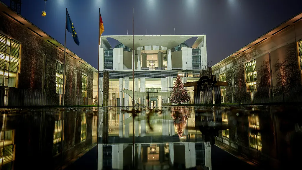 05-12-2025-Berlin-Ein-beleuchteter-Kran-ist-am-Morgen-vor-der-Abstimmung-im-Bundestag-ueber-das-Rentenpaket-der-Koalition-ueber-dem-Bundeskanzleramt-zu-sehen