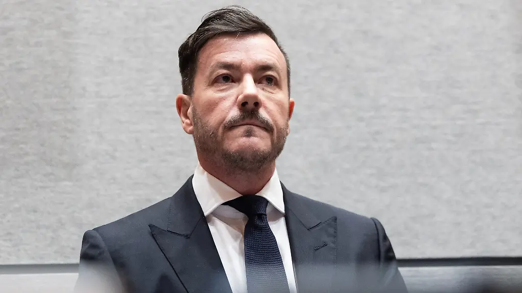 Der-Angeklagte-Rene-Benko-sitzt-zu-Beginn-des-Prozesses-gegen-ihn-als-Signa-Gruender-und-Mitangeklagte-wegen-des-Vorwurfs-der-betruegerischen-Krida-im-Landesgericht-in-Innsbruck