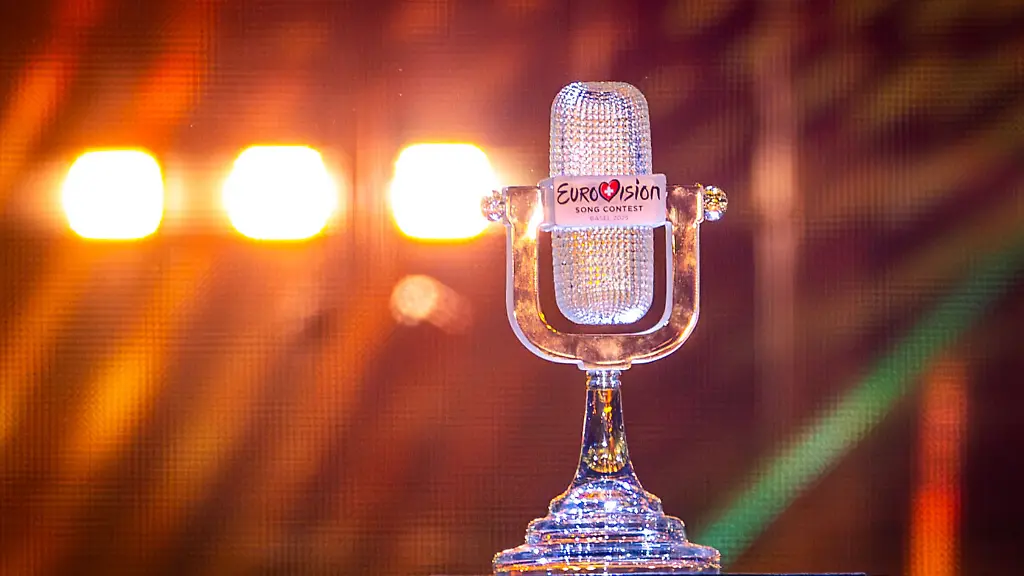 Das-Glasmikrofon-als-Auszeichnung-fuer-den-Gewinner-des-69-Eurovision-Song-Contests-Insgesamt-37-Acts-kaempfen-um-die-Trophaee-und-knapp-60-000-Zuschauer-werden-bei-den-neun-Live-Shows-erwartet-Im-Fernsehen-haben-2024-gut-160-Millionen-Menschen-die-Musikshow-gesehen