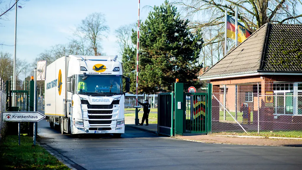 In-der-Kaserne-im-niedersaechsischen-Quakenbrueck-wird-der-Moderna-Impfstoff-zwischengelagert