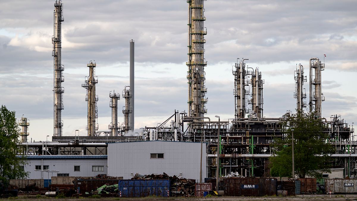 Riesige-Font-ne-Gro-e-Mengen-l-treten-bei-Pipeline-Havarie-in-Brandenburg-aus