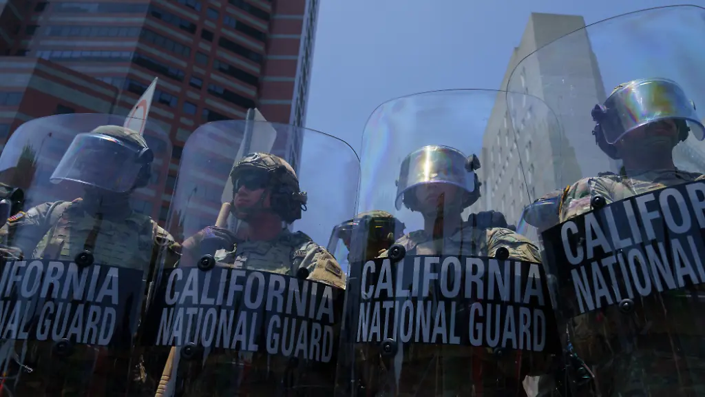 Soldaten-der-kalifornischen-Nationalgarde-stehen-Wache-vor-dem-Roybal-Federal-Building-Seit-Tagen-wird-in-Kalifornien-gegen-Operationen-der-US-Einwanderungsbehoerde-ICE-protestiert
