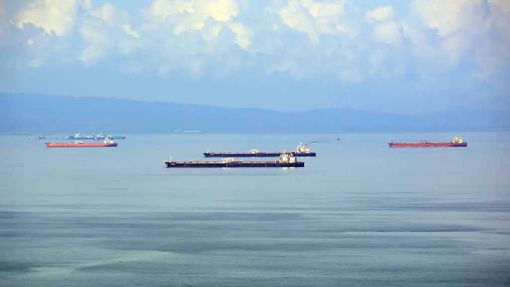 Tanker-mit-venezolanischem-Oel-stehen-in-der-Bucht-von-Pozuelos-Die-Vereinigten-Staaten-wollen-die-sozialistische-Regierung-von-Praesident-Maduro-in-Venezuela-weiter-unter-Druck-setzen-Am-24-09-2019-verhaengte-das-US-Finanzministerium-Sanktionen-gegen-vier-Unternehmen-aus-Zypern-und-Panama-sowie-deren-Tanker-die-Erdoel-von-Venezuela-nach-Kuba-transportieren-zu-dpa-Sanktionen-gegen-Oelsektor-USA-wollen-Venezuela-den-Hahn-zudrehen-vom-24-09