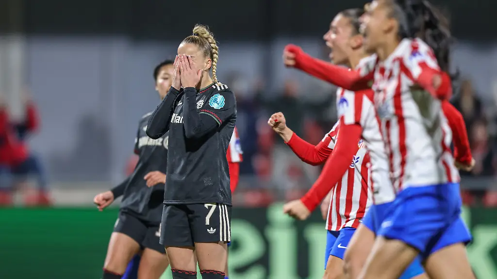 iESP-Madrid-Atletico-Madrid-vs-FC-FC-Bayern-Munich-Women-s-Champions-League-Fussball-UEFA-Spielzeit-2025-2026-Centro-Deportivo-Wanda-Alcala-de-Henares-5-Spieltag-im-Bild-Giulia-Gwinn-FC-Bayern-Munich-7-verschiesst-einen-Elfmeter-penalty-kick-gegen-Atletico-Madrid-Trauer-Emotionen-Frust-DFB-DFL-REGULATIONS-PROHIBIT-ANY-USE-OF-PHOTOGRAPHS-AS-IMAGE-SEQUENCES-AND-OR-QUASI-VIDEO-10-12