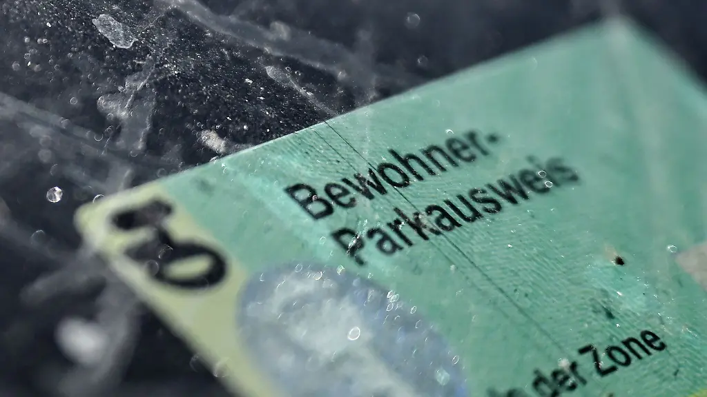 Soll-deutlich-teurer-werden-Der-Bewohner-Parkausweis-in-Berlin