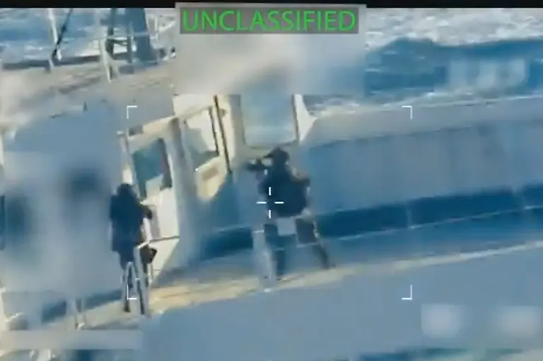 Bewaffnete-Soldaten-seilten-sich-auf-den-Tanker-ab