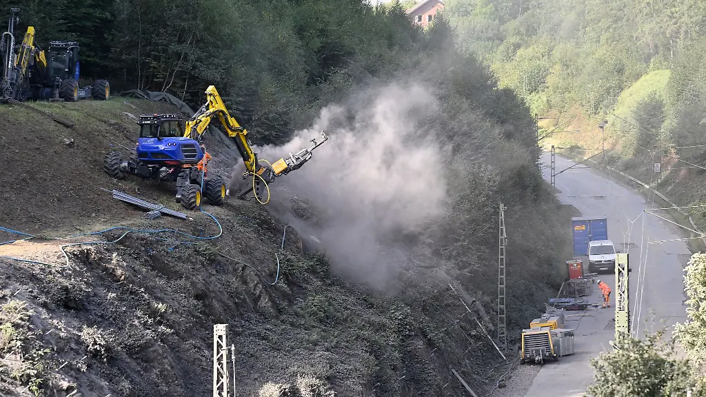 Fast-zwei-Jahre-mussten-die-Fahrgaeste-warten-nun-wird-die-vielbefahrene-S6-Essen-Duesseldorf-wieder-eroeffnet-Archivbild-von-der-Reparatur