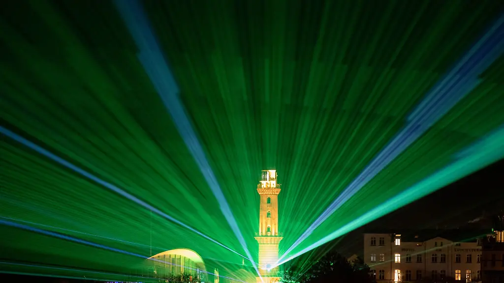 Warnemuender-Turmleuchten-am-Leuchtturm-von-Warnemuende-Archivbild-Zum-Jahreswechsel-herrscht-in-Mecklenburg-Vorpommern-erneut-Hochbetrieb