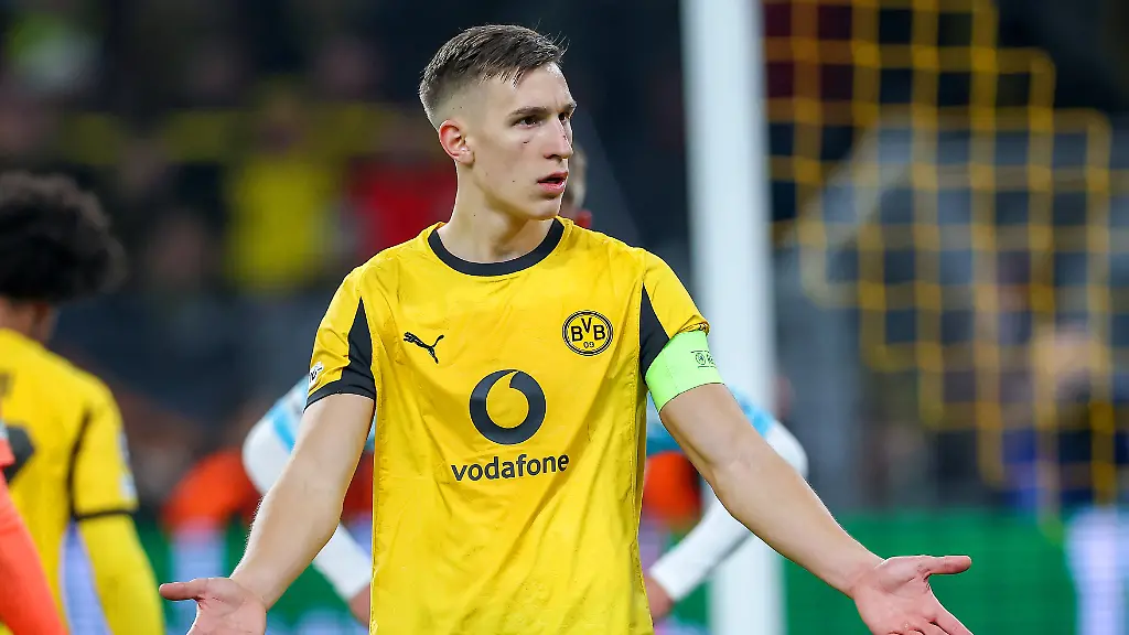 10-12-2025-Fussball-UEFA-Champions-League-Borussia-Dortmund-FK-Bodoe-Glimt-BVB-Stadion-5-Spieltag-Saison-2025-2026-Nico-Schlotterbeck-BVB-04-aergert-sich-veraergert-gestikulierend-Regulations-prohibit-any-use-of-photographs-as-image-sequences-and-or-quasi-video