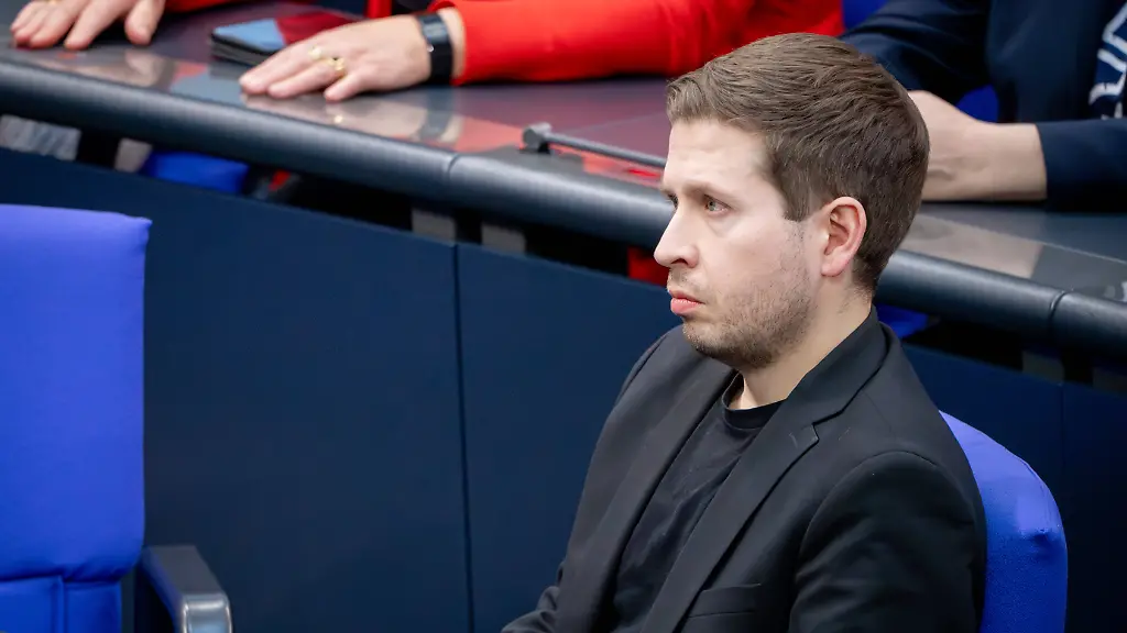 Deutscher-Bundestag-212-Plenarsitzung-Kevin-Kuehnert-SPD-das-letzte-Mal-auf-seinem-Platz-im-Plenum-bei-der-212-Sitzung-des-Deutschen-Bundestag-in-Berlin-11-02