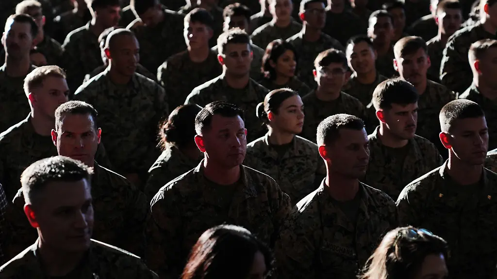 Marinesoldaten-und-ihre-Familien-nehmen-an-einer-Veranstaltung-mit-der-First-Lady-Trump-und-der-Second-Usha-Vance-im-Mega-Hangar-der-Marine-Corps-Air-Station-New-River