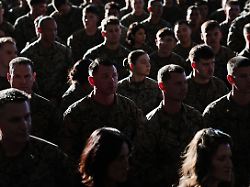 Mehr Gehalt für Soldaten: US-Repräsentantenhaus beschließt Verteidigungshaushalt von fast einer Billion Dollar