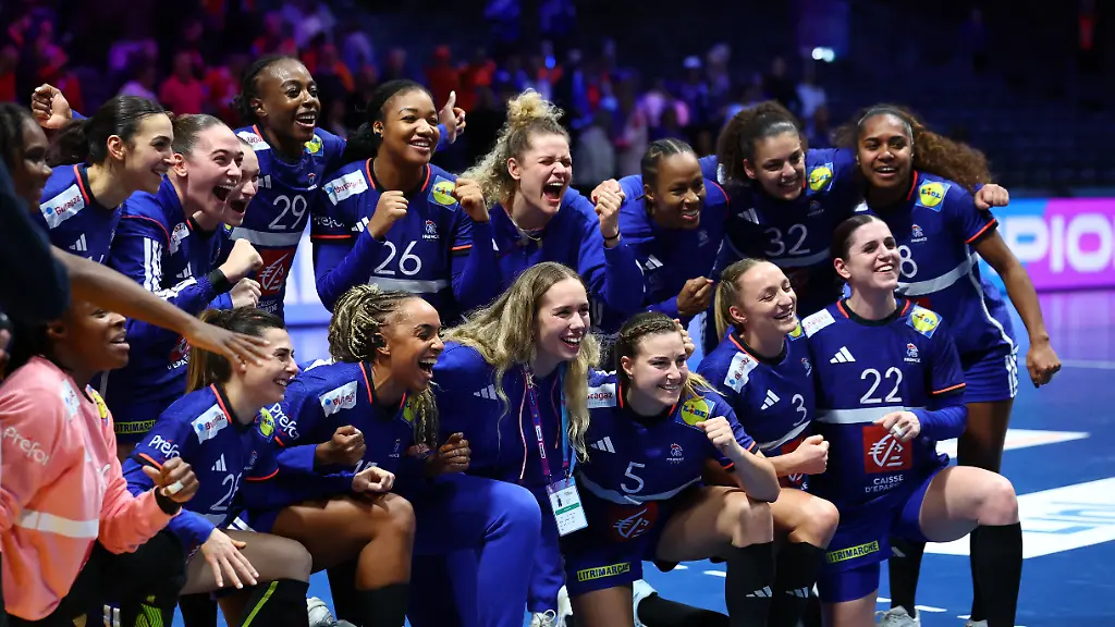Handball-2025-IHF-World-Women-s-Handball-Championship-Quarter-Final-Denmark-v-France-Rotterdam-Ahoy-Rotterdam-Netherlands-December-10-2025-France-players-pose-for-a-photo-as-they-celebrate-after-the-match-REUTERS-Piroschka-Van-De-Wouw