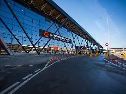 Moskau will Schadenersatz : Russische Flughäfen wegen Großangriff Kiews lahmgelegt