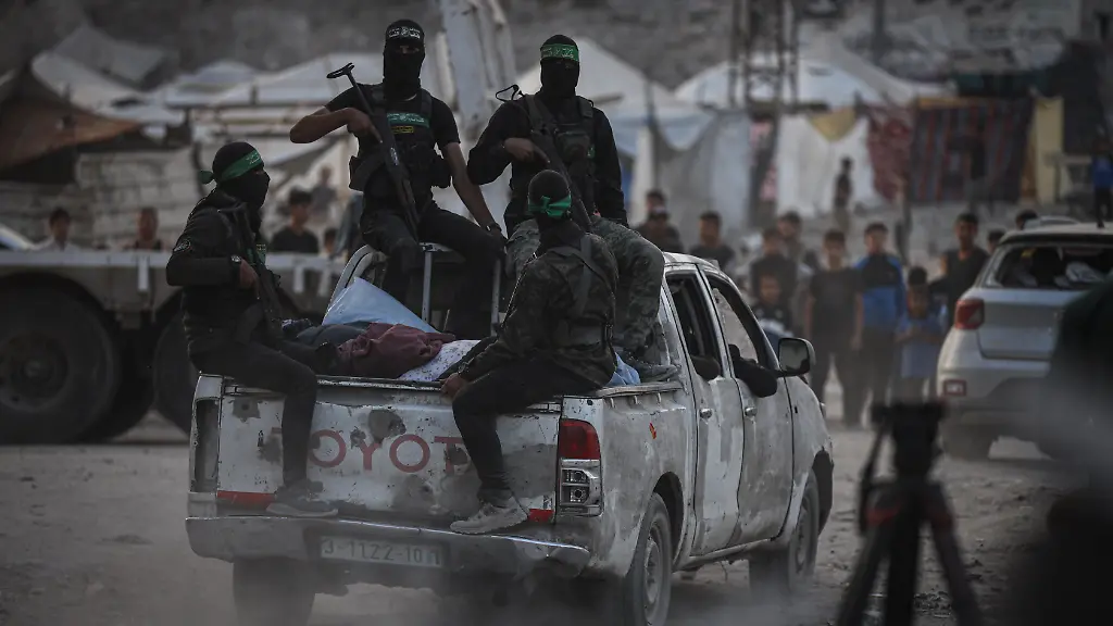GAZA-CITY-GAZA-NOVEMBER-05-Heavy-machines-of-Qassam-Brigades-leave-Shejaiya-neighborhood-after-finding-the-body-of-1-more-Israeli-soldier-to-hand-over-to-Internaional-Red-Cross-in-Gaza-City-Gaza-on-November-05-2025-The-Palestinian-resistance-group-Hamas-said-Wednesday-that-it-will-hand-over-the-body-of-one-more-Israeli-captive-tonight-under-a-Gaza-ceasefire-agreement