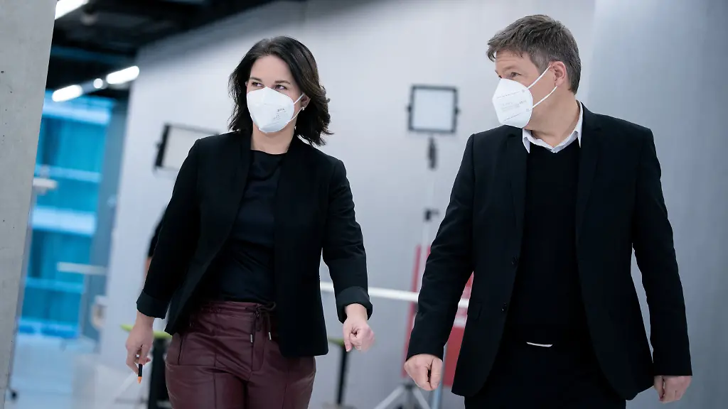 Die-Gruenen-wollen-das-Coronavirus-mit-fuenf-neuen-Massnahmen-aufhalten-das-teilte-Parteichefin-Annalena-Baerbock-links-nach-der-Jahresauftaktklausur-mit