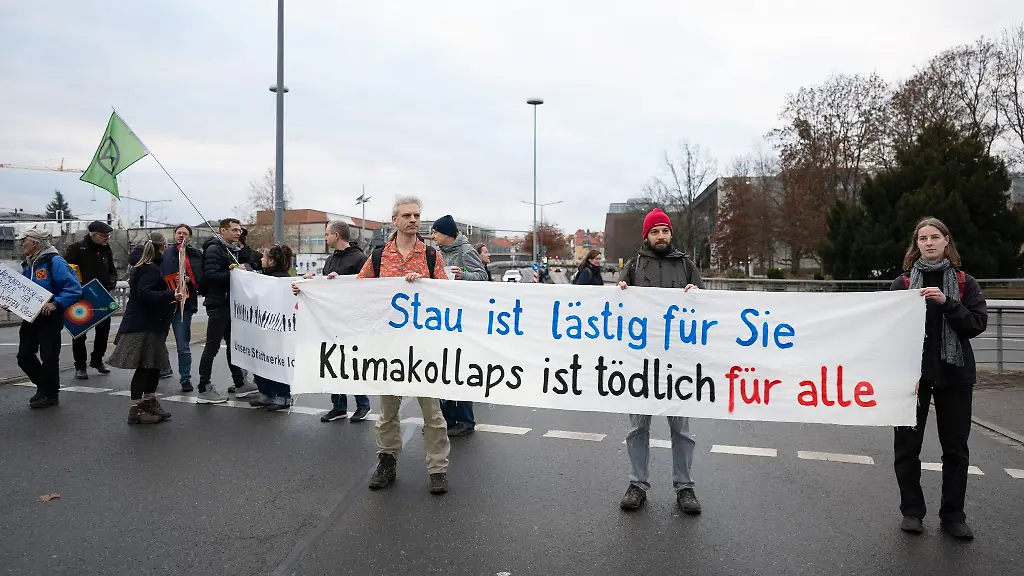 Etwa-zwei-Dutzend-Klimaaktivisten-haben-in-Dresden-fuer-eine-Waermewende-in-der-Stadt-demonstriert