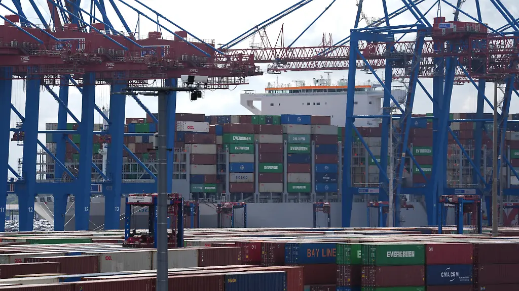 Ein-Containerschiff-wird-am-Container-Terminal-Tollerort-im-Hamburger-Hafen-be-und-entladen